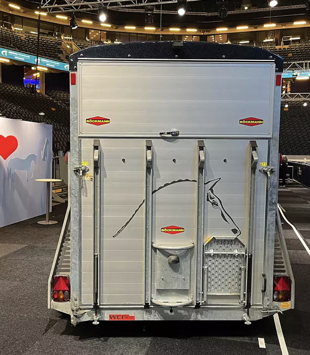 Bakvy av Böckmann Portax L SR hästtransport från Equistore
