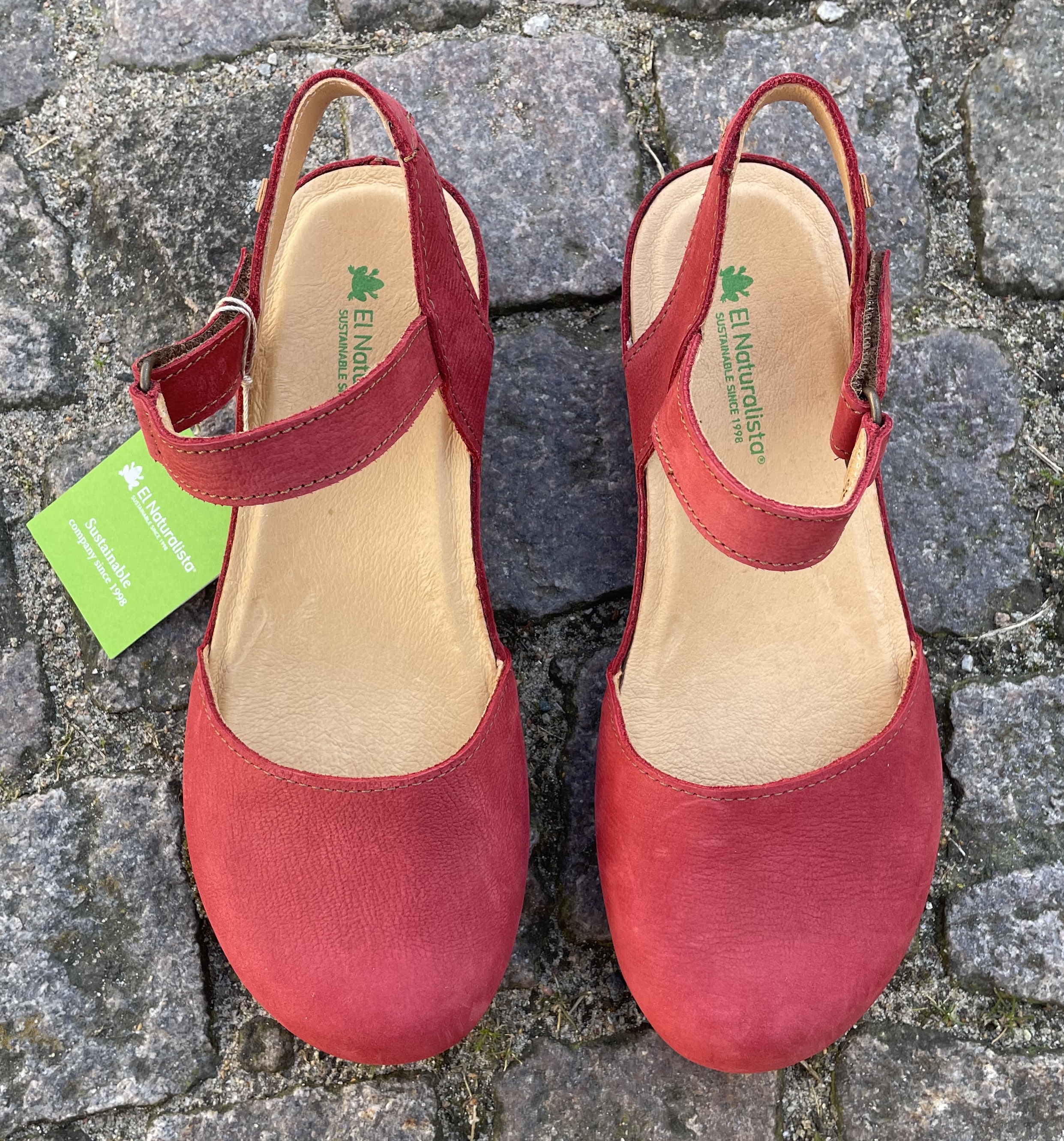 Sandaler med platå och täckt tå från El Naturalista modell Pleasant, röd - Skor Väskor AB