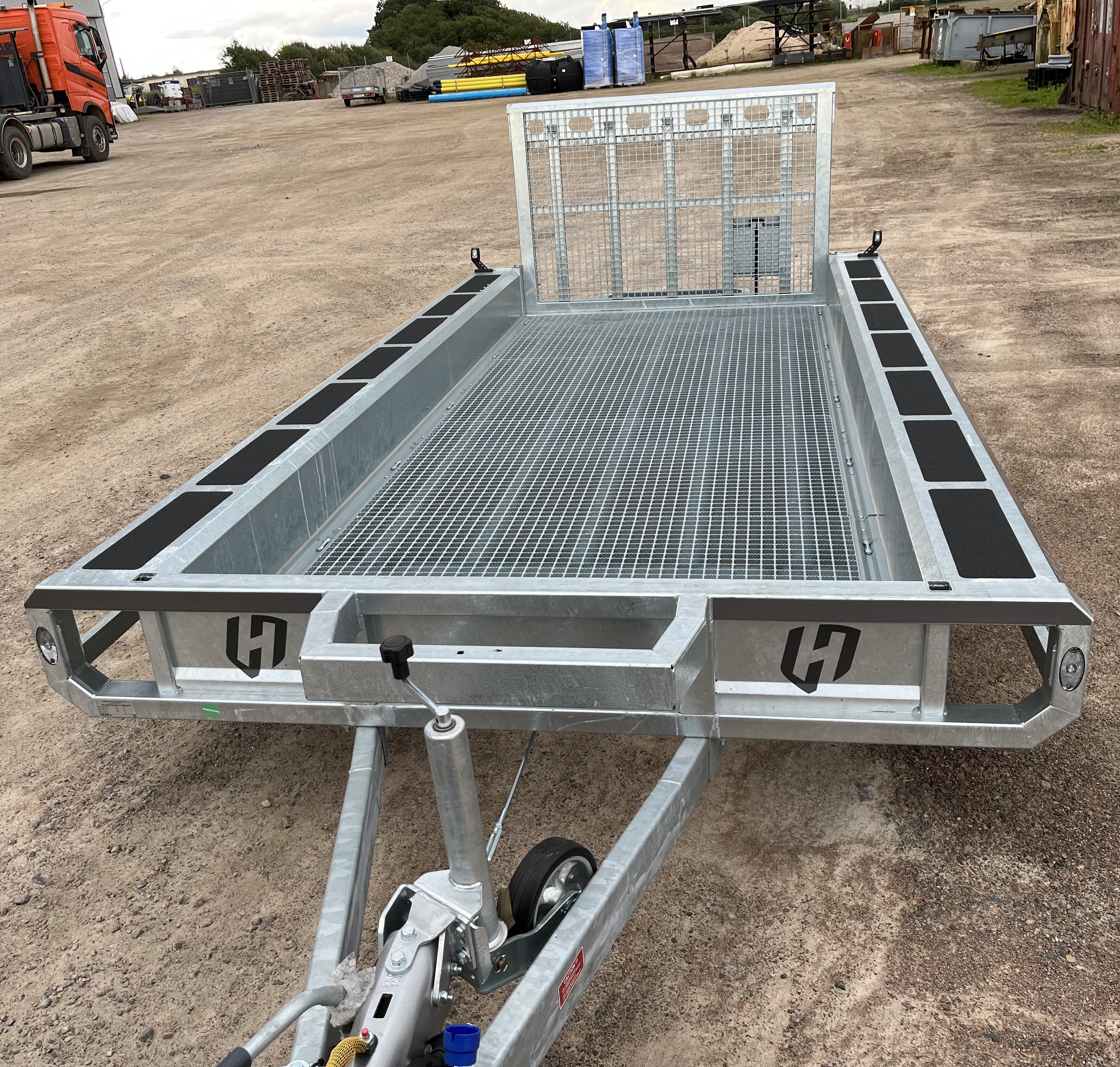 400 x 170 cm - 3500 kg = 3-axlad =  Henra Maskintrailer - 2