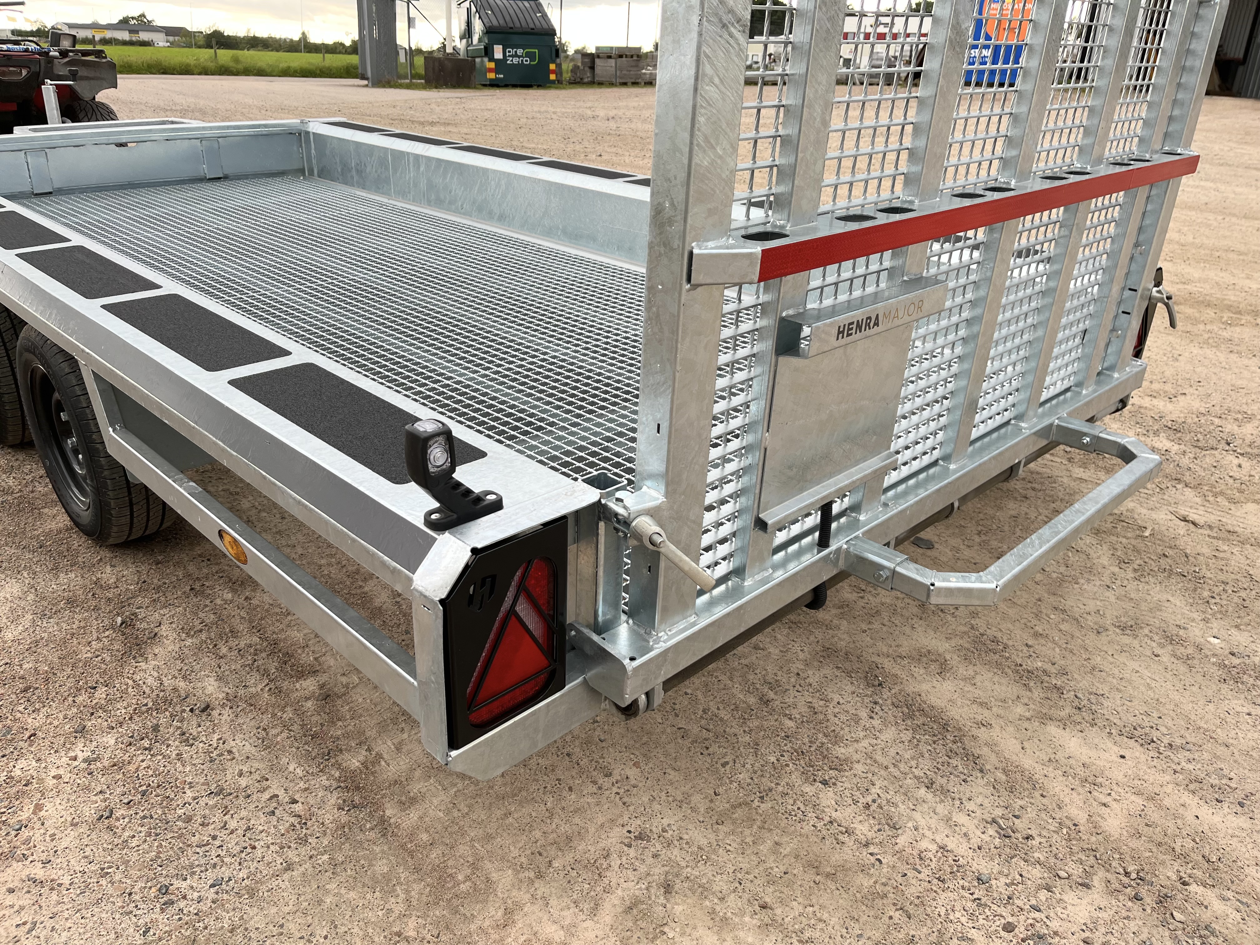 400 x 190 cm - 3500 kg = 3-axlad =  Henra Maskintrailer - 6