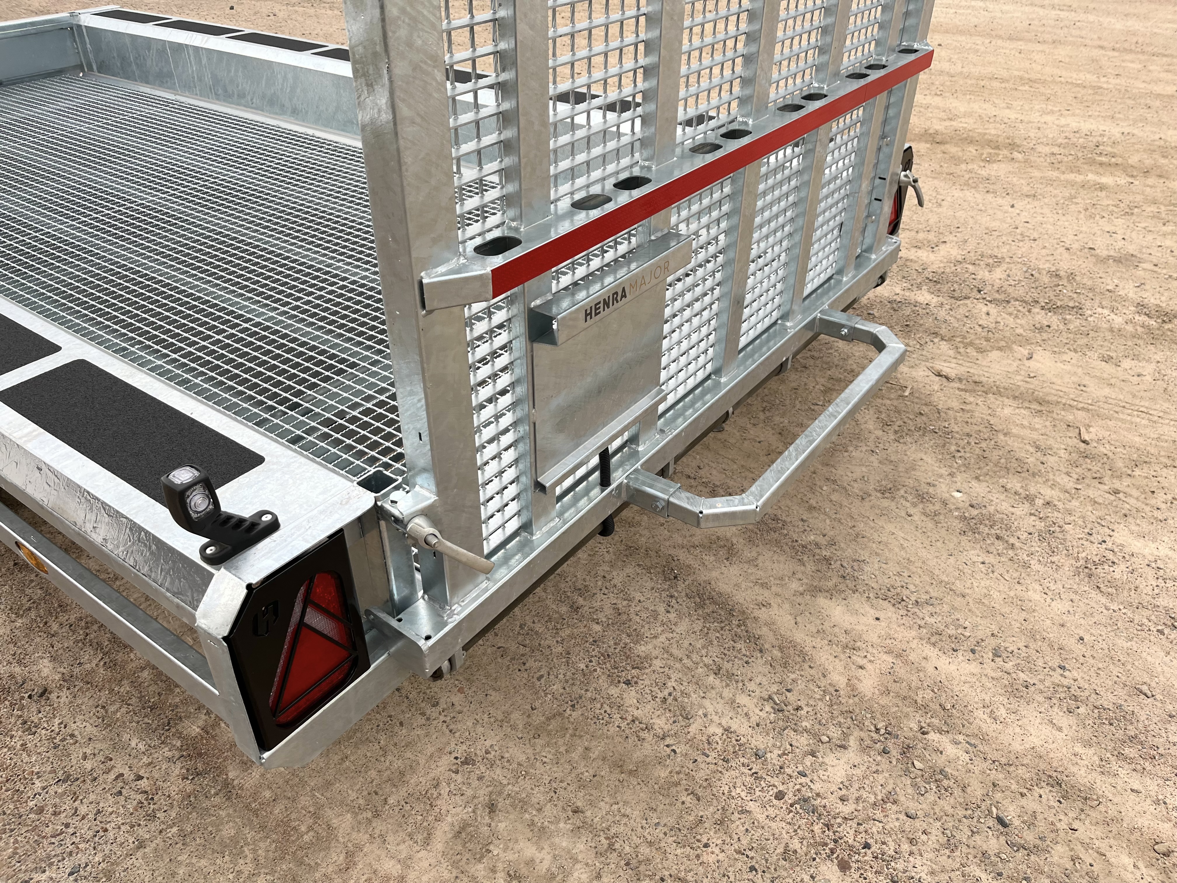 450 x 170 cm - 3500 kg = 3-axlad =  Henra Maskintrailer - 6