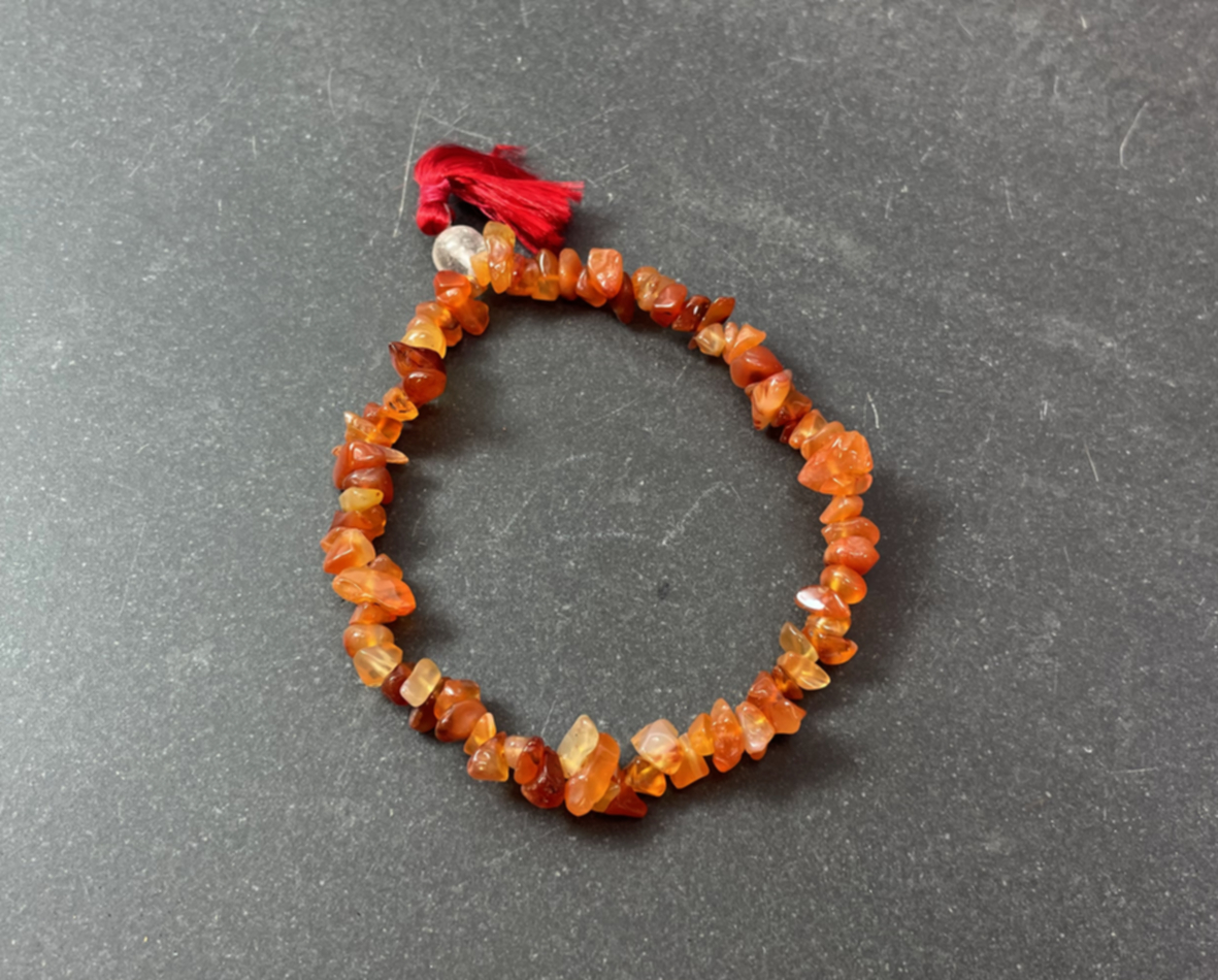 Karneol Chip Armband med tofs