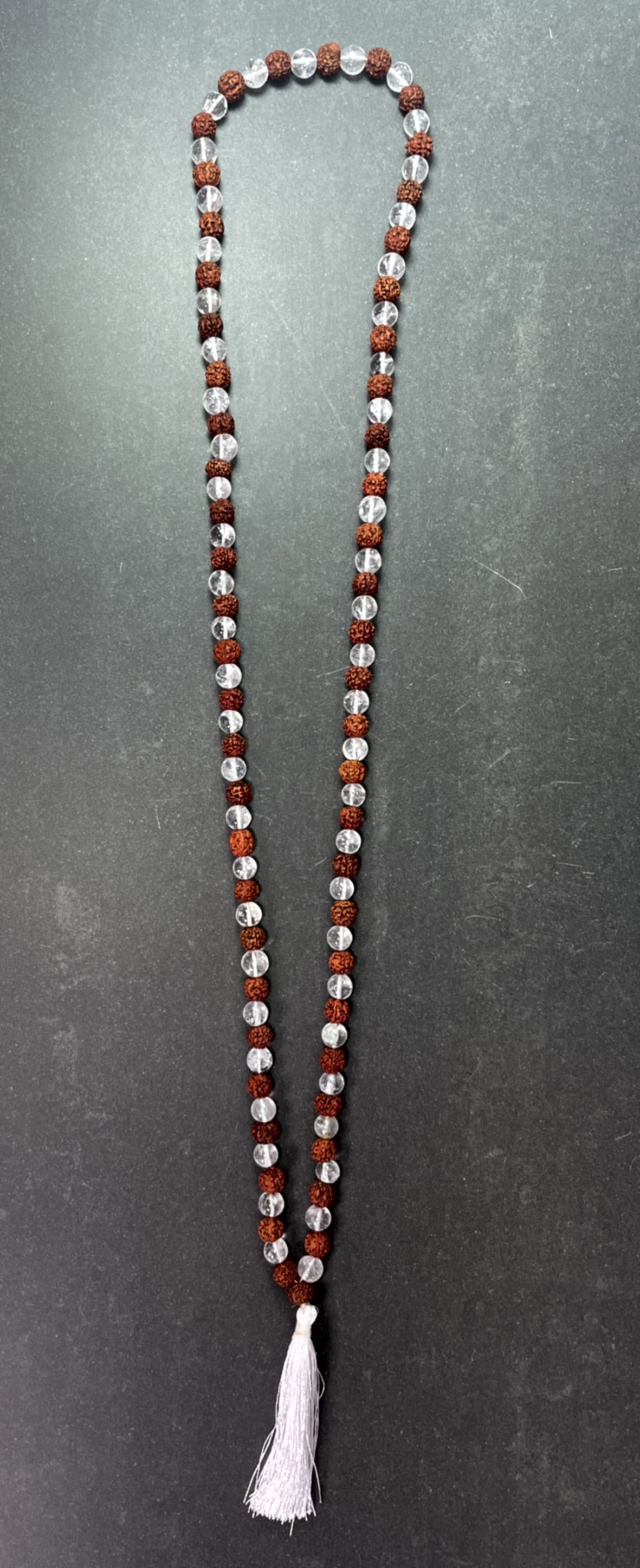 Mala halsband med Bergkristall & Rudraksha pärlor - Vit tofs