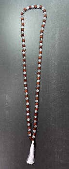 Mala halsband med Bergkristall & Rudraksha pärlor - Vit tofs