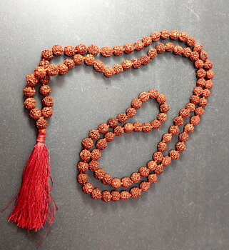 Mala halsband med 8mm Rudraksha pärlor - Röd Tofs