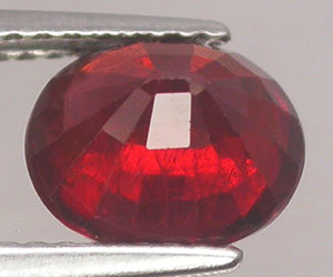 Piedra preciosa de granate piropo natural ovalada grande y hermosa de 2,58 ct - 2