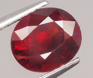 Piedra preciosa de granate piropo natural ovalada grande y hermosa de 2,58 ct - 3