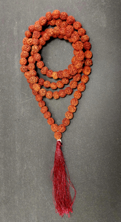 Rudraksha Mala med Burgandy tofs - 9mm