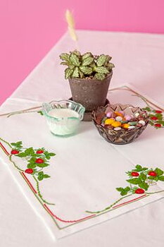 Broderi Smultron på rad-duk