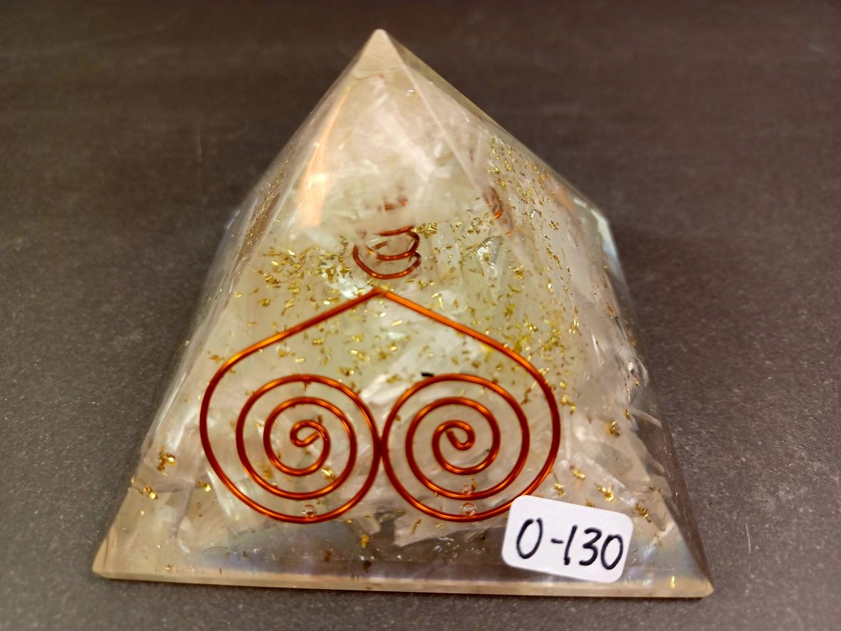 orgonit pyramid med selenit och koppar sprialer 