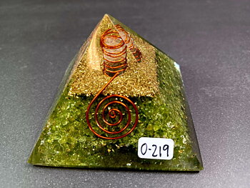 Orgonit pyramid med Peridot & Bergkristall