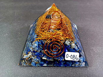 Orgonit pyramid med lapis lazuli & bergkristallspets