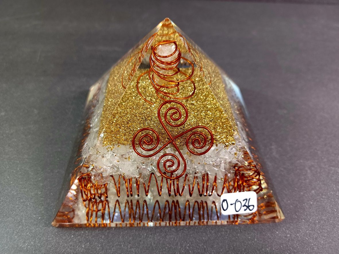 orgonit pyramid med selenit & guld metall