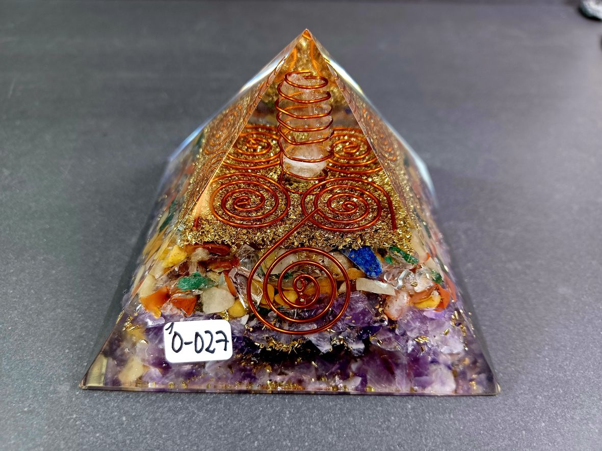 orgonit pyramid med ametist / chakrastenar & bergkristall