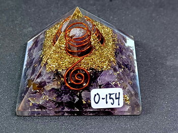 Orgonit pyramid med ametist & guld metall