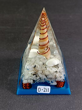 orgonit pyramid hav med blå månsten, pärlor & snäckor