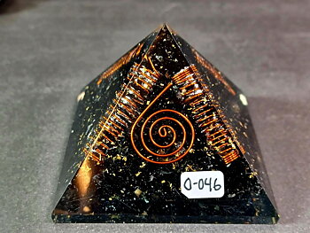 Orgonit pyramid med svart turmalin & kopparspiraler 