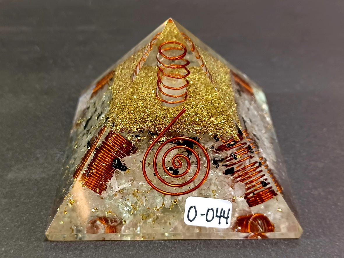 orgonit pyramid med bergkristall, guld metall & kopparspiraler 