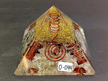 orgonit pyramid med bergkristall, guld metall & kopparspiraler 