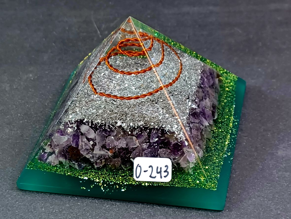 Orgonit pyramid med grön bas, ametist & silvermetall