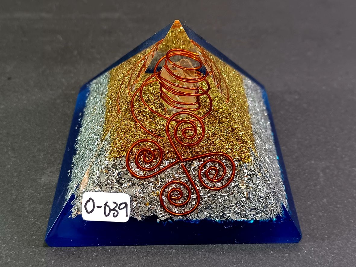 orgonit pyramid med blå bas, silver & guld metaller & kopparspiral