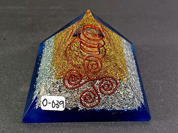 orgonit pyramid med blå bas, silver & guld metaller & kopparspiral