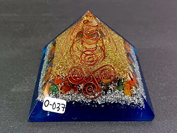 Orgonit pyramid med blå bas & chakrastenar