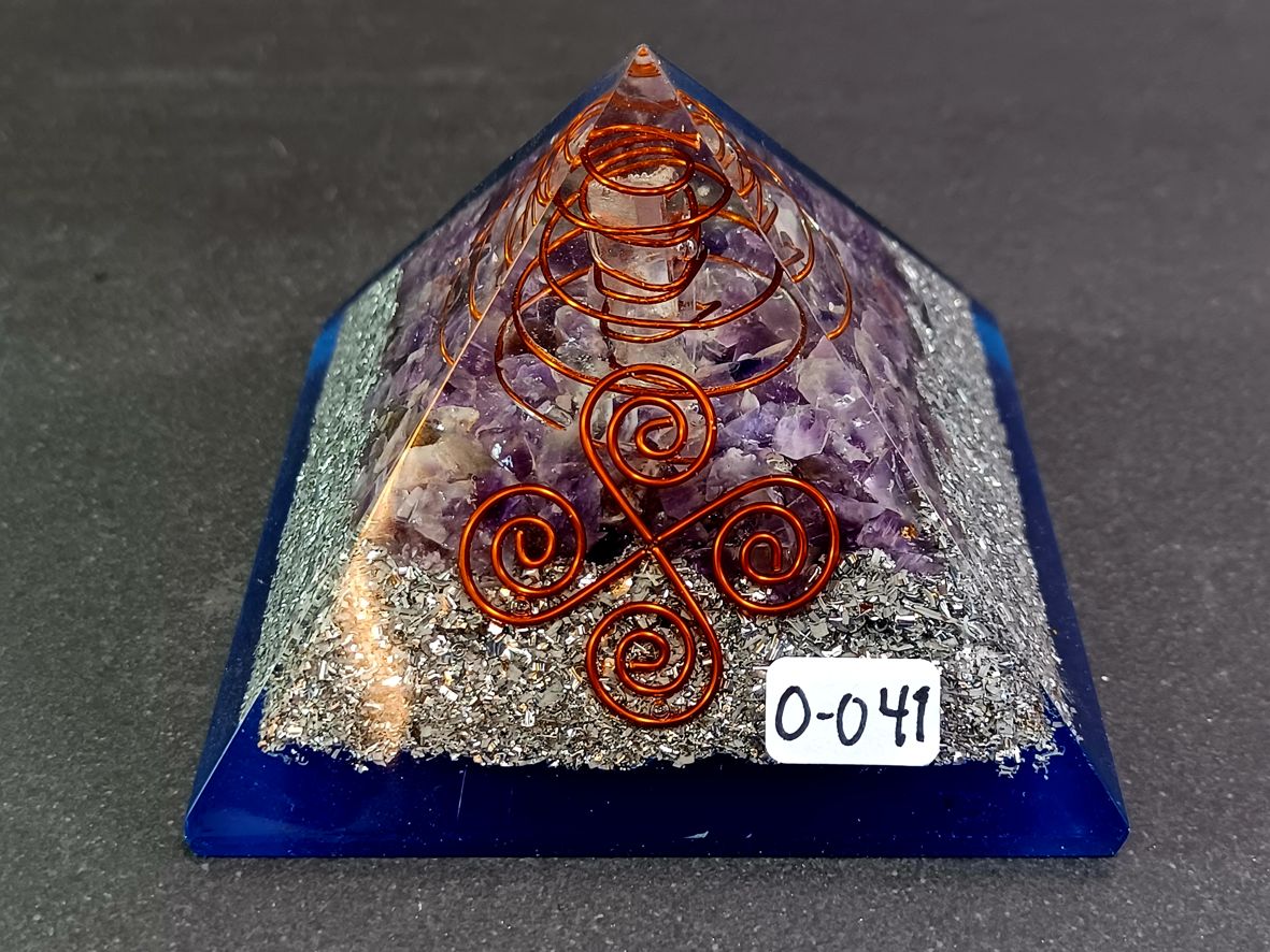 orgonit pyramid med blå bas, ametist & bergkristallspets 