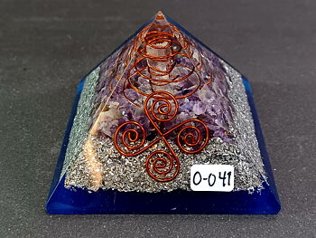orgonit pyramid med blå bas, ametist & bergkristallspets 