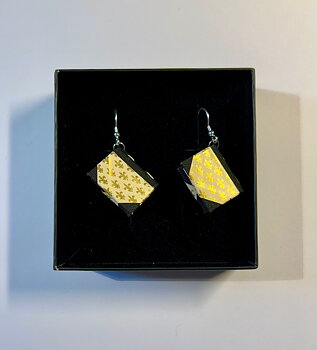 Bookie : Golden Coat of Arms Örhängen - Handgjorda miniatyrböcker på krokar i sterling silver!