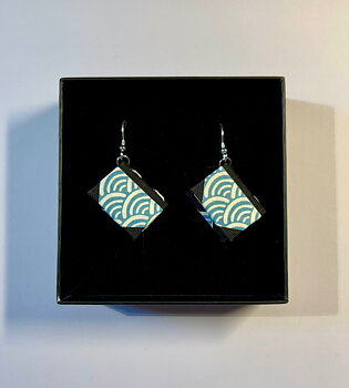 Bookie : Japanese Arches Blue Örhängen - Handgjorda miniatyrböcker på krokar i sterling silver!