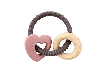 Bitring. En större plommonlila ring i silikon, men en mindre ring i trä samt ett rosa hjärta i silikon.