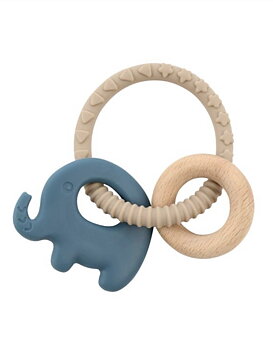 Bitring. En stor beige ring i silikon med en blå elefant i silikon samt en mindre träring på.