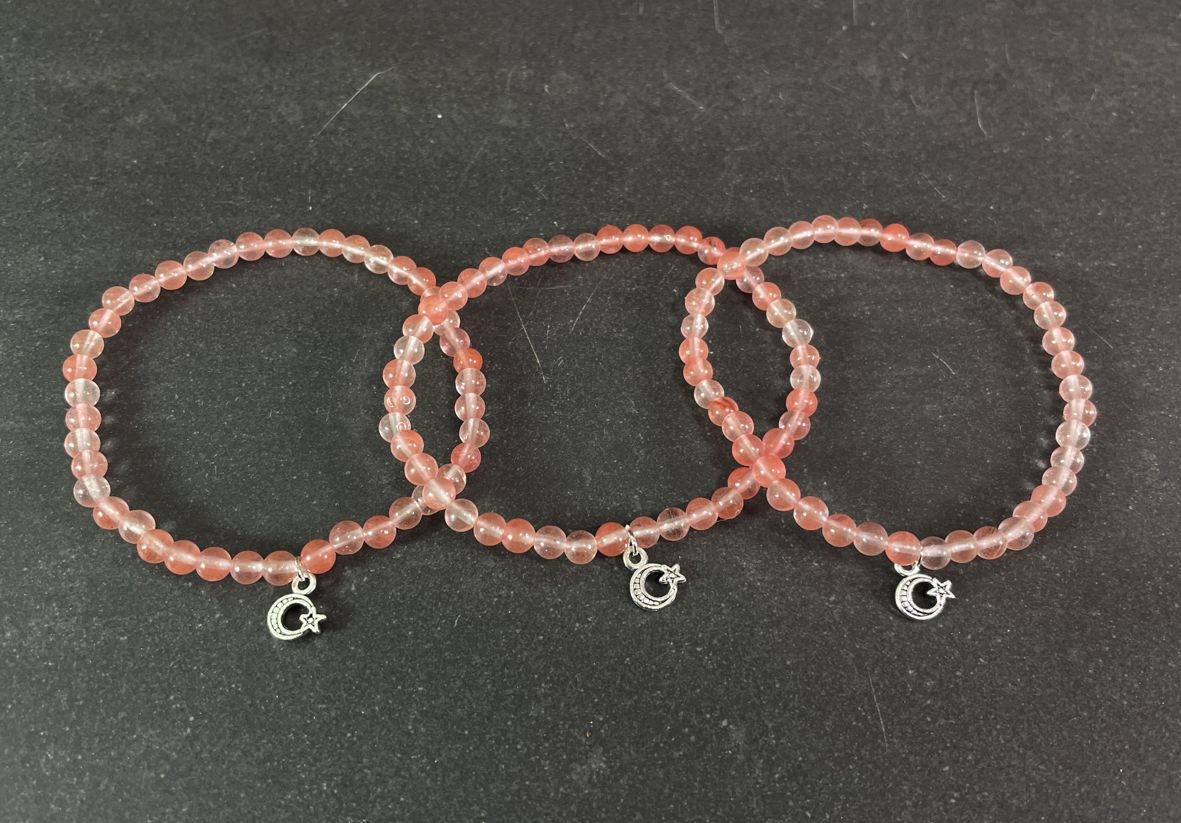 Jordgubbskvarts armband med halvmånehänge