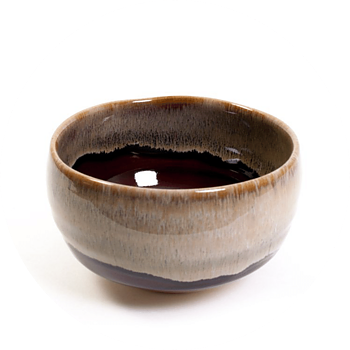 En brun matchabowl som är handgjord i Japan.