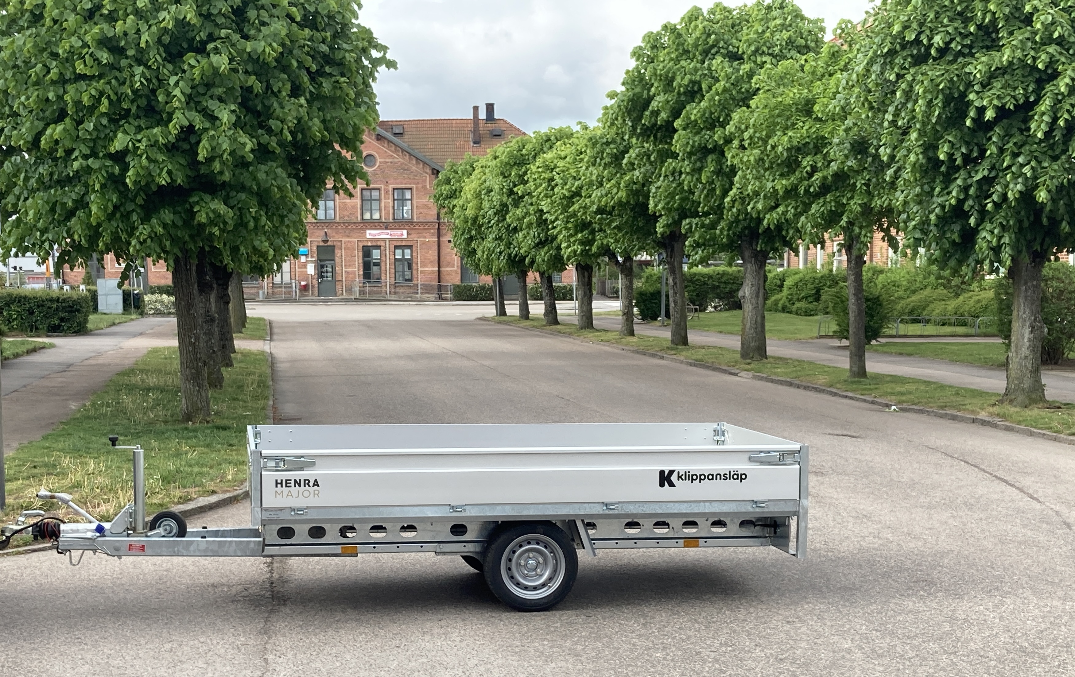 301 x 165 cm  : :  1350 - 1500kg - enaxlad - Henra - 2