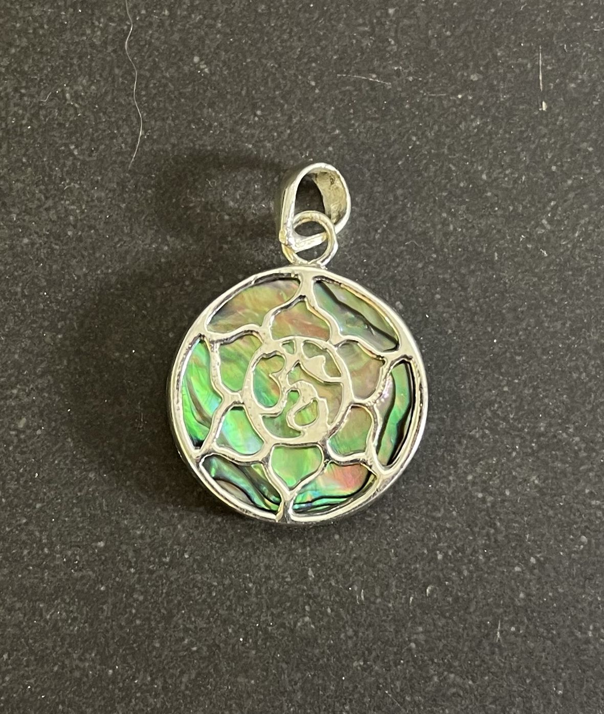 Aum Lotus hänge i Paua snäcka och silver