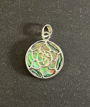 Aum Lotus hänge i Paua snäcka och silver