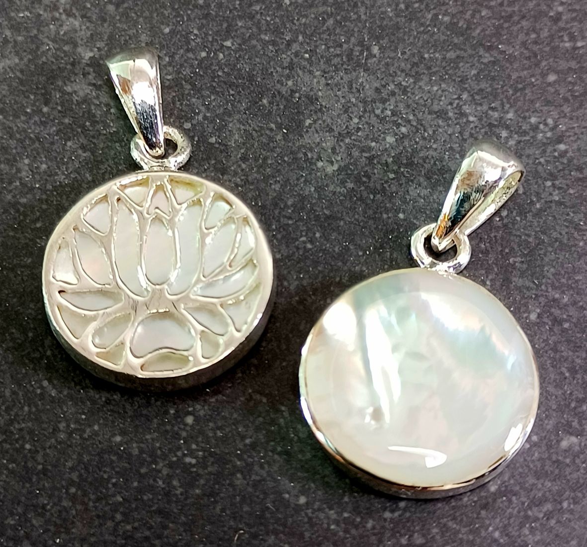 Lotus Hänge i Pärlemor och Silver