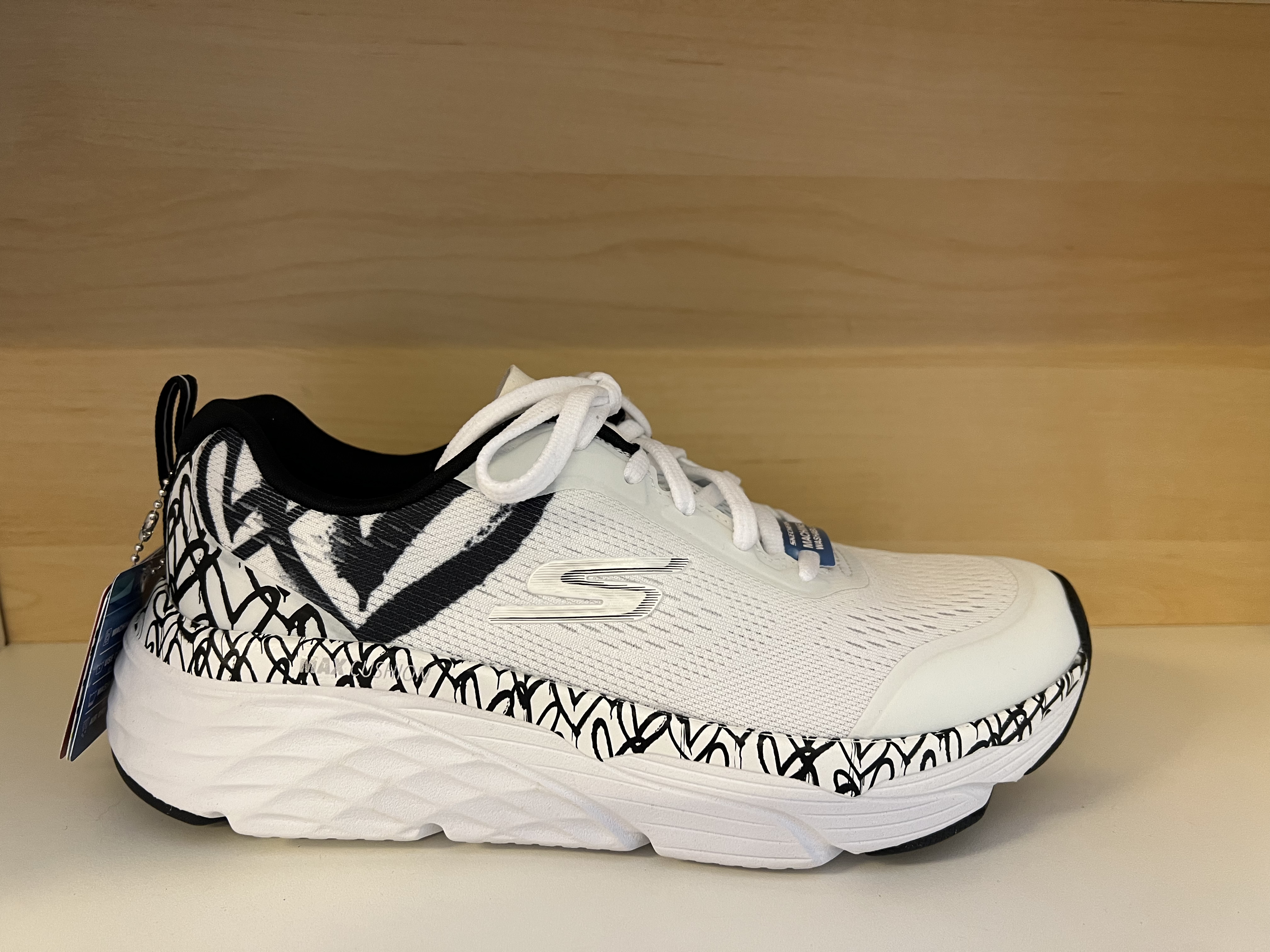 Skechers "Womens Max Cushioning" Elite- Forever Loving.  Designad av James Goldcrown ( Lovewall heart )