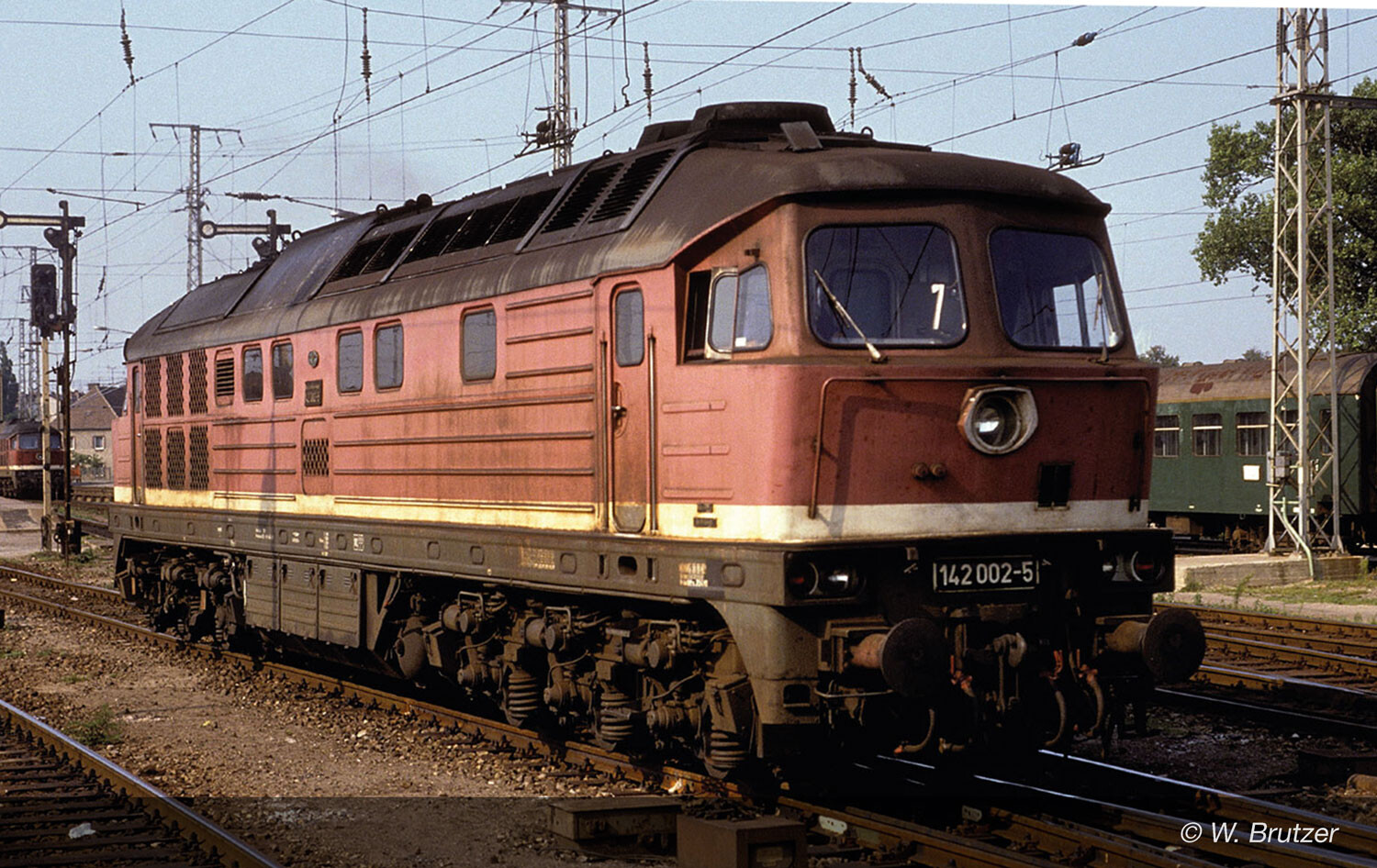 DR, diesel locomotive 142 002-5, red with grey roof, ep. IV, with DCC sound decoder - 3