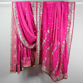 Indisk sjal eller Dupatta i ceriserosa med applikationer, broderier och pärlor i silver, mycket är sytt för hand