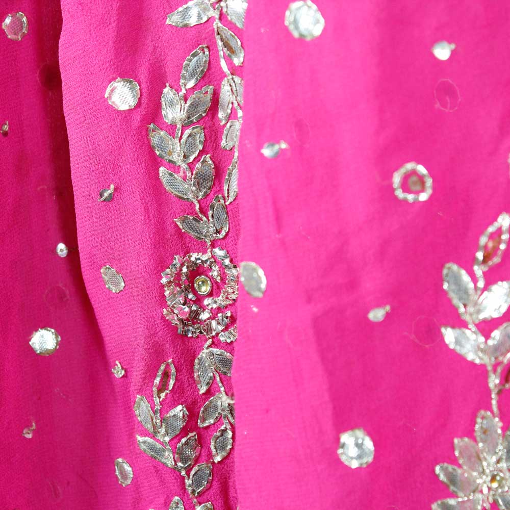 Indisk sjal eller Dupatta i ceriserosa med applikationer, broderier och pärlor i silver, mycket är sytt för hand