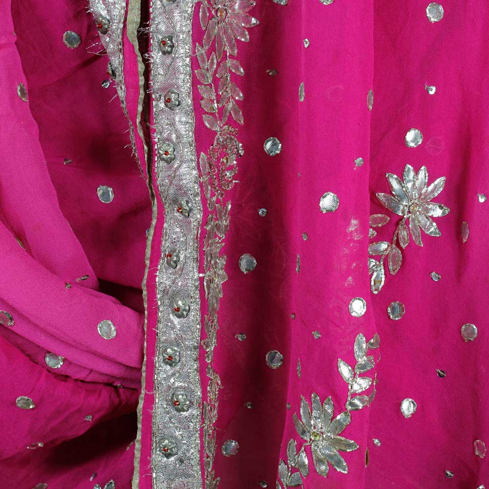 Indisk sjal eller Dupatta i ceriserosa med applikationer, broderier och pärlor i silver, mycket är sytt för hand