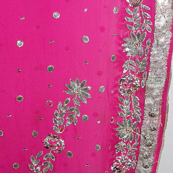 Indisk sjal eller Dupatta i ceriserosa med applikationer, broderier och pärlor i silver, mycket är sytt för hand