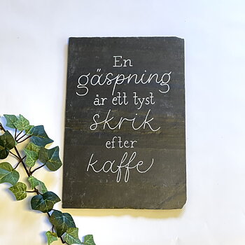 Skiffertavla "En gäspning är ett...", 16,7x25 cm