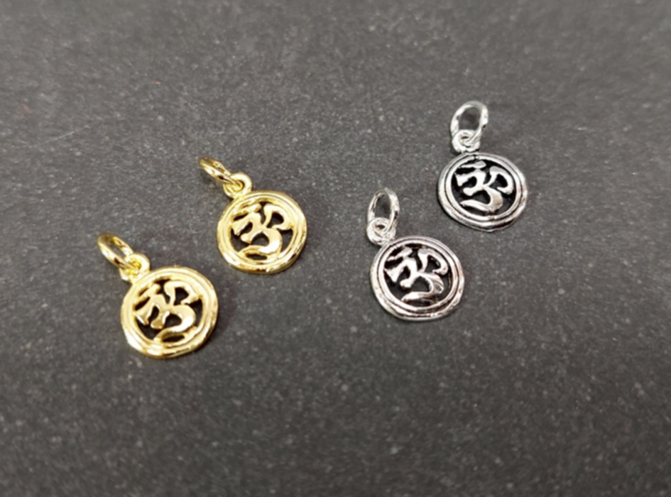 Mini Aum Hänge i  Silver eller Guldpläterad Silver