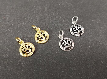 Mini Aum Hänge i  Silver eller Guldpläterad Silver
