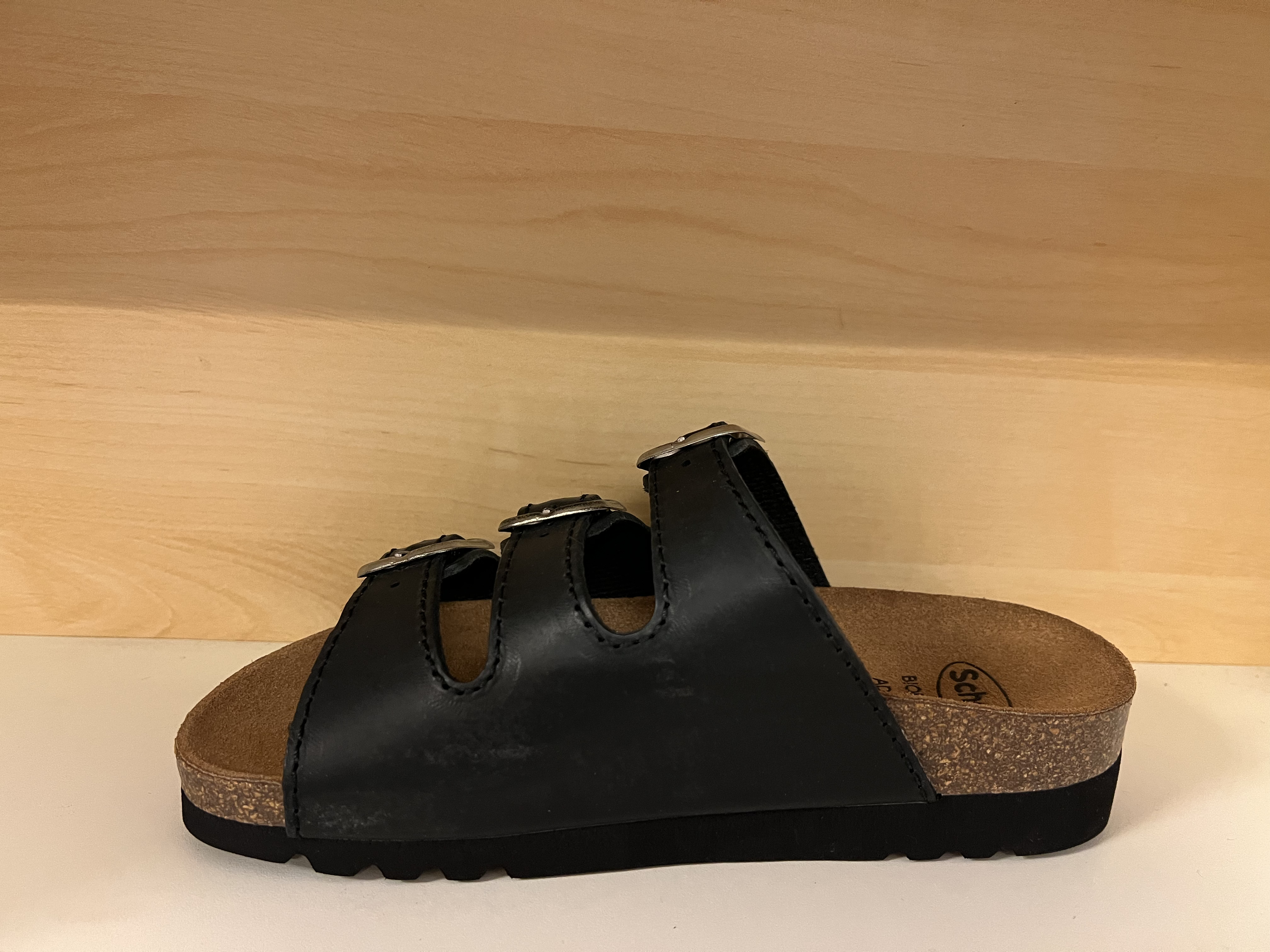 Scholls fotriktiga sandal i svart mocka, 3 remmar. - 4
