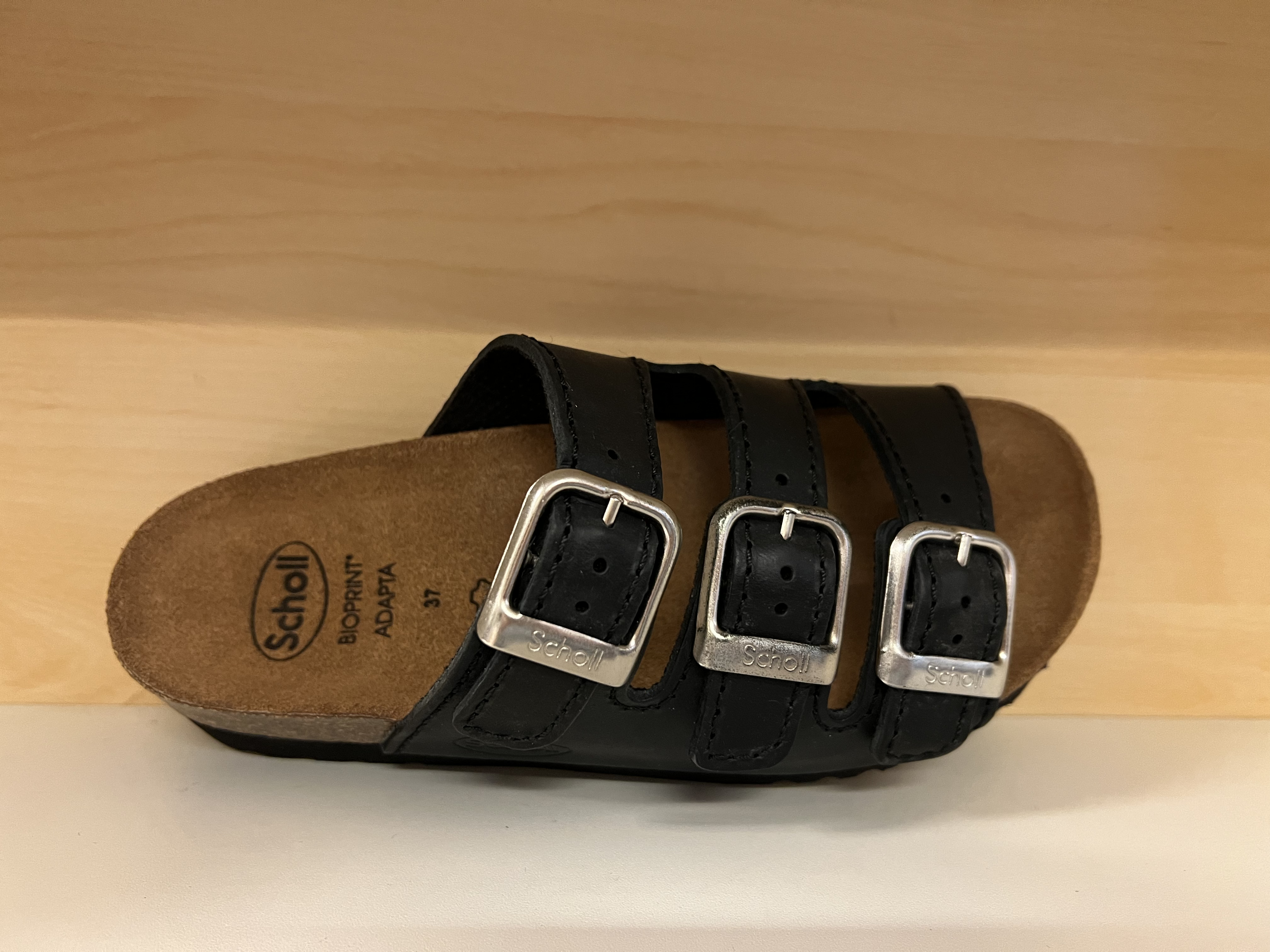 Scholls fotriktiga sandal i svart mocka, 3 remmar. - 3